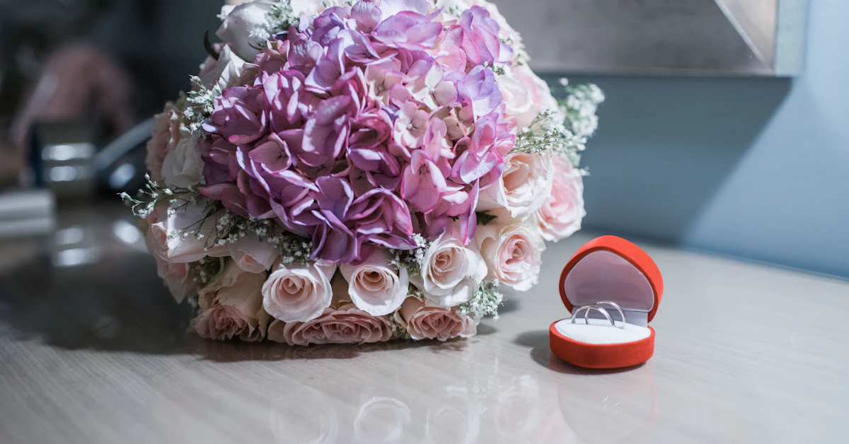 Buquê de flores rosa e branco, e conjunto de anéis de casamento