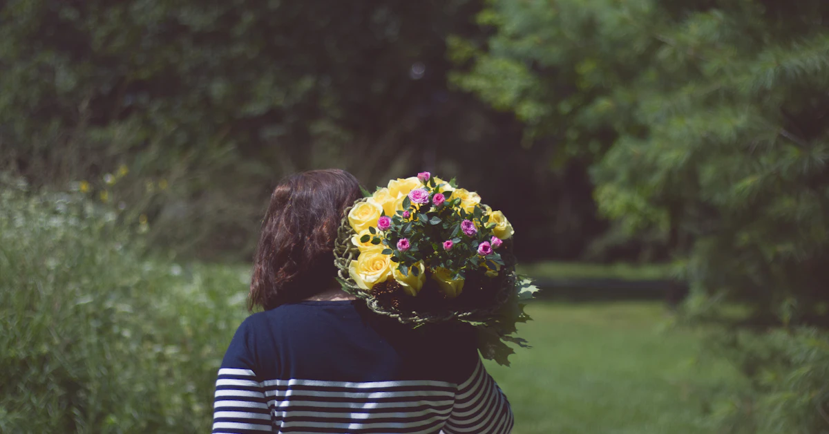 girl holding flower bouquet outdoor during daytime